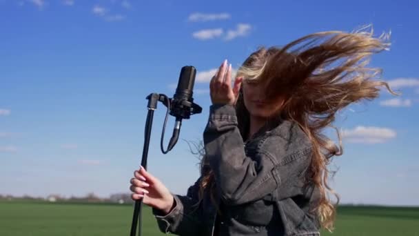Atrakcyjna Dziewczyna Mikrofonem Boisku Sexy Młody Model Długimi Włosami Dżinsowym — Wideo stockowe