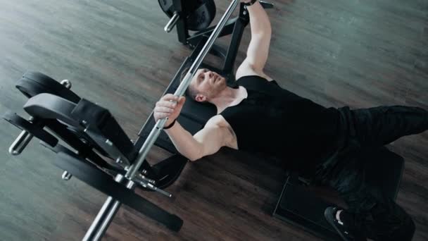 Ισχυρή Υγιή Bodybuilder Άσκηση Στο Γυμναστήριο Όμορφος Τύπος Σηκώνει Κουδούνι — Αρχείο Βίντεο