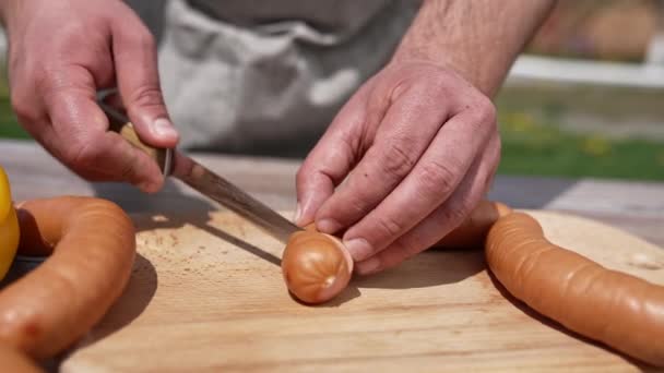 Mãos Homem Cortam Salsichas Para Cozinhar Arder Preparando Salsichas Suculentas — Vídeo de Stock