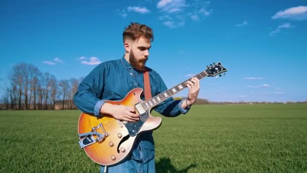 Bärtiger Gitarrist Spielt Inmitten Der Natur Musiker Spielt Akustikgitarre Auf — Stockvideo