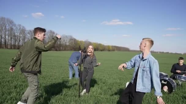 Энергичные Веселые Музыканты Исполняют Музыку Зеленом Поле Молодая Группа Поет — стоковое видео