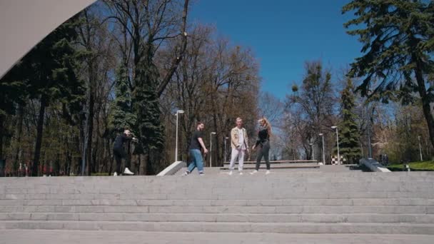Активна Молодь Парку Приваблива Дівчина Хлопці Бігають Сходах Парку Щасливі — стокове відео