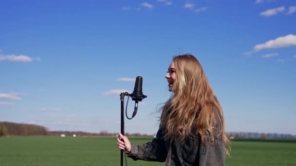Hermosa Cantante Fondo Del Cielo Azul Mujer Joven Cantando Saltando — Vídeos de Stock