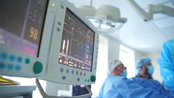 Medicinsk Utrustning Operationssalen Screen Visar Vågor Patientens Hjärtslag Kirurgiska Ingrepp — Stockvideo