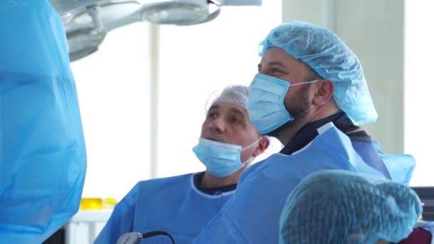 Медична Операція Клініці Професійні Лікарі Проводять Операцію Пацієнта Спеціальним Обладнанням — стокове відео
