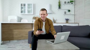 Mutfak arka planında telefonu olan gülümseyen bir serbest yazar. Genç bir öğrenci internette bilgisayar ve cep telefonu kullanıyor. Evden çalışan adam uzak işten zevk alıyor..