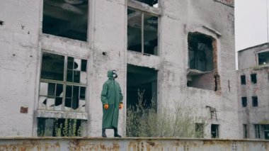 Kimyasal saldırıdan sonra terk edilmiş bir yerde hayatta kalan biri. Koruyucu koruyucu giysili ve gaz maskeli bir insan harabe şehirde tek başına duruyor..