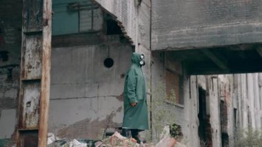 Radyasyonlu terk edilmiş bir yerde hayatta kalan biri. Koruyucu kostüm ve solunum maskesi takmış virolog adam ıssız bir sanayi bölgesinde duruyor..