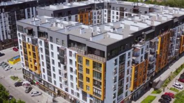 Modern konut binası. Yeni şehir kompleksinin güzel tasarımı. Pencereleri ve balkonları olan yüksek binalar. Hava görünümü.