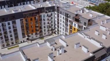 Yeni yerleşim yeri. Yüksek binalar birlikte inşa edildi. Apartman binalarıyla çevrili çocuklar için rahat bir oyun alanı. Üst hava görüntüsü.