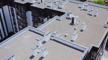 Modern çok katlı kompleksin çatıları. Şehrin yeni bölgesinde yüksek apartman binaları. Üst hava görüntüsü.