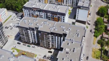 Şehir kompleksindeki çağdaş daireler. Çok katlı binaları olan modern yerleşim yerleri. Yeni uzun konut daireleri. Hava görünümü.