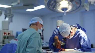 Nöroşirürji sırasında bir grup cerrah. Tıbbi uzmanlar ameliyat için cerrahi aletler kullanıyorlar. Modern klinikte cerrahi prosedür.