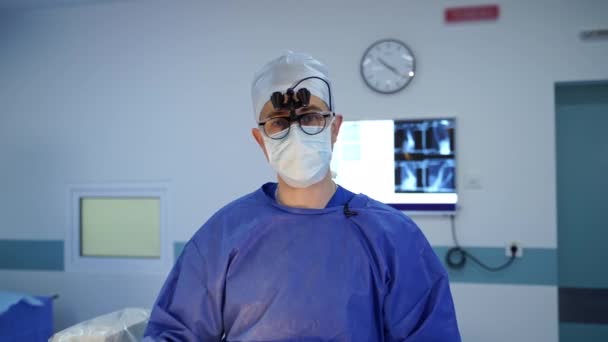 Retrato Médico Hablando Cámara Neurocirujano Usando Gafas Con Lentes Microscopio — Vídeos de Stock