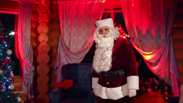 Papá Noel Barbudo Una Acogedora Habitación Con Árbol Navidad Retrato — Vídeos de Stock