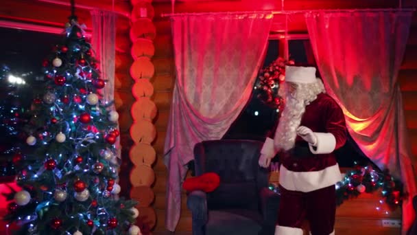 Santa Claus Cerca Del Árbol Navidad Interior Santa Claus Con — Vídeos de Stock