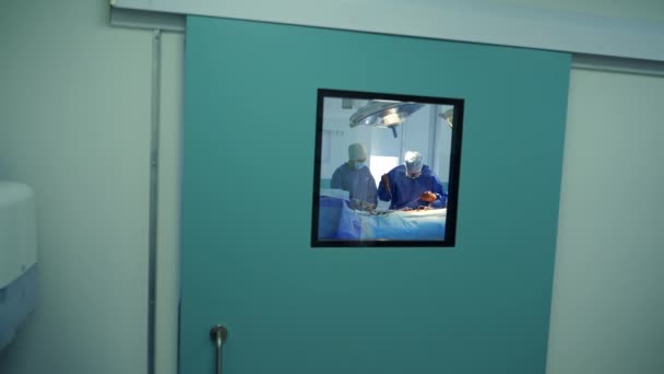 Processus Chirurgical Par Des Spécialistes Médecin Assistant Utilisent Des Instruments — Video