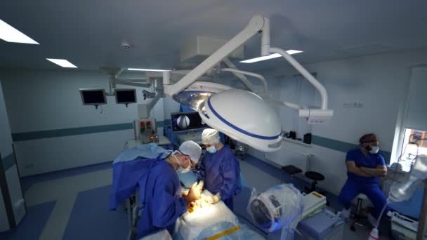 Современная Операционная Профессиональный Нейрохирург Ассистентка Медицинской Форме Проводят Операцию Теле — стоковое видео