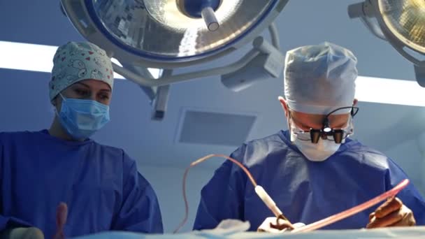Médico Assistente Durante Cirurgia Equipe Médica Realiza Uma Operação Com — Vídeo de Stock