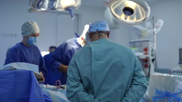Хирургическая Бригада Проводит Операцию Группа Врачей Медицинской Форме Проводят Операцию — стоковое видео