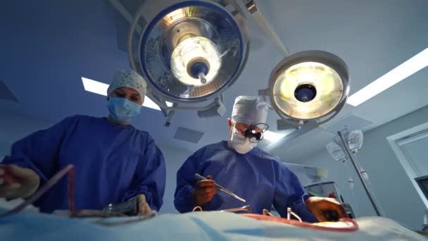 Медицинская Команда Проводит Операцию Хирургической Лампой Вид Спереди Хирурга Ассистентки — стоковое видео
