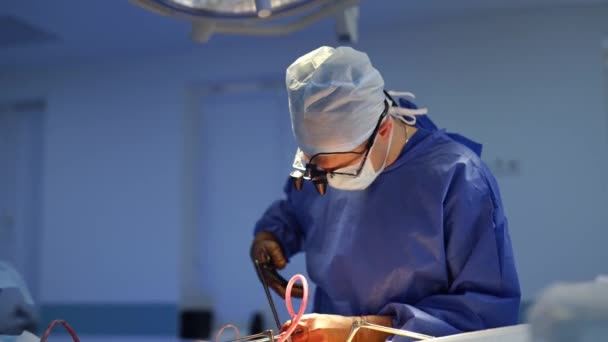 Профессиональный Врач Использует Хирургические Инструменты Время Операции Нейрохирург Медицинской Форме — стоковое видео