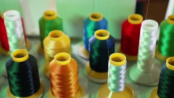 ドレスメーカーのためのスプールの糸 カラフルな糸のコレクション ソーイングツール カラフルなボビンの背景 クローズアップ 趣味と手工芸コンセプト — ストック動画