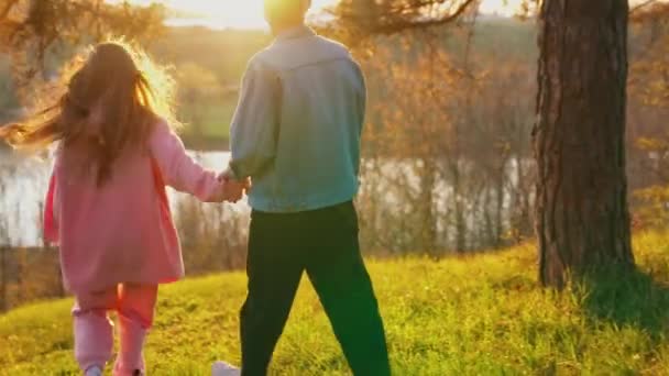 Jóvenes Felices Atardecer Pareja Amor Caminar Entre Naturaleza Sentarse Juntos — Vídeos de Stock