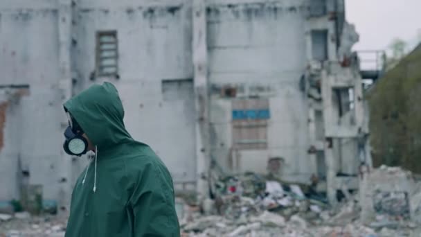 Выживший Человек Стоит Один Разрушенном Месте Парень Противогазе Защитной Одежде — стоковое видео