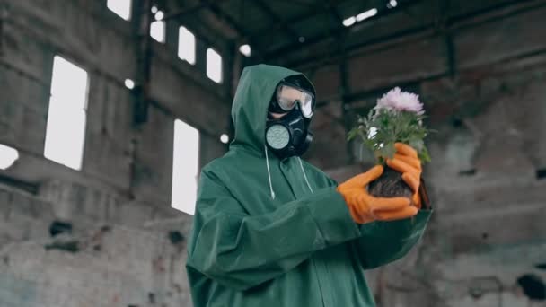 Hastalıklı Bölgede Çiçekli Bir Kazazede Koruyucu Kıyafetli Gaz Maskeli Bir — Stok video