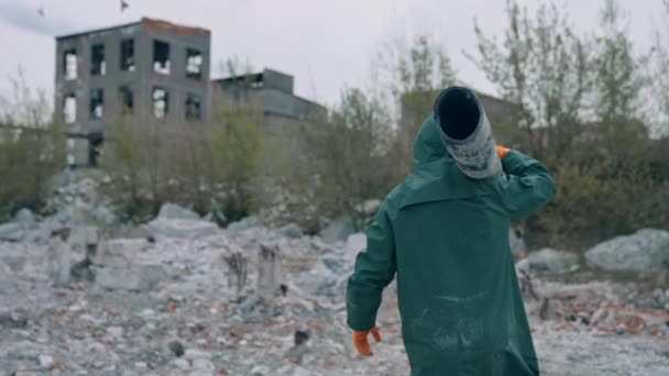 Ocalały Wojnie Chemicznej Mężczyzna Bezpiecznych Ubraniach Przewożący Rurę Opuszczonym Zanieczyszczonym — Wideo stockowe