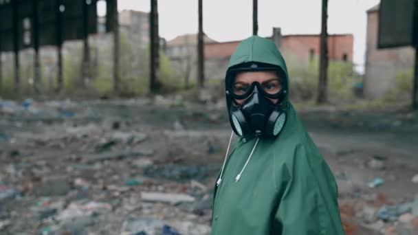 Person Post Apocalyptic Place Survivor Green Hazmat Suit Gas Mask — Stock Video