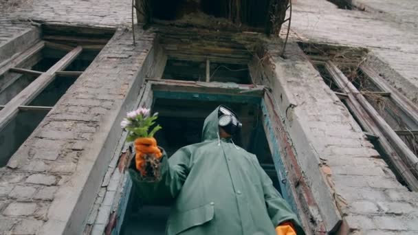 Еколог Зруйнованій Будівлі Людина Захисному Костюмі Газовій Масці Купою Квітів — стокове відео