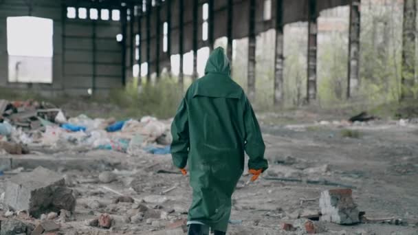 Person Verlassenem Ort Mit Müll Umweltschützer Schutzanzügen Gehen Das Zerstörte — Stockvideo