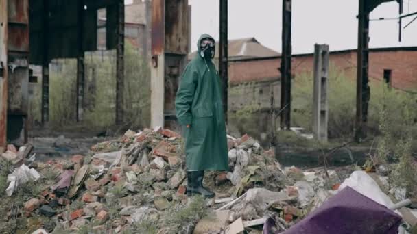 Вижив Зруйнованому Місці Людина Захисному Одязі Респіраторі Стоїть Купі Сміття — стокове відео