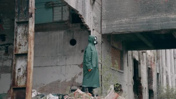 Sobrevivente Local Abandonado Com Radiação Homem Virologista Traje Protetor Máscara — Vídeo de Stock