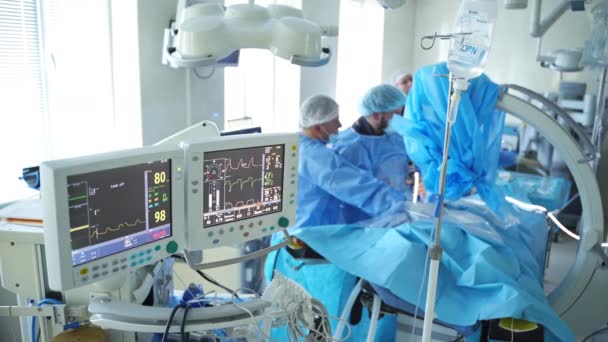 Intervención Quirúrgica Quirófano Los Monitores Médicos Muestran Condición Del Paciente — Vídeos de Stock