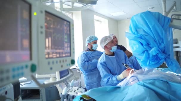 プロの外科医が手術をする 手術を行う医師のチームワークの背景を監視する — ストック動画