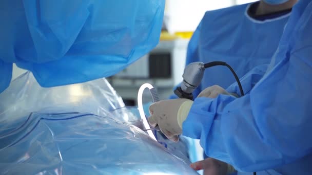 医生手中的手术器械 外科医生在病人手术过程中手握特殊设备的手 后续行动 — 图库视频影像