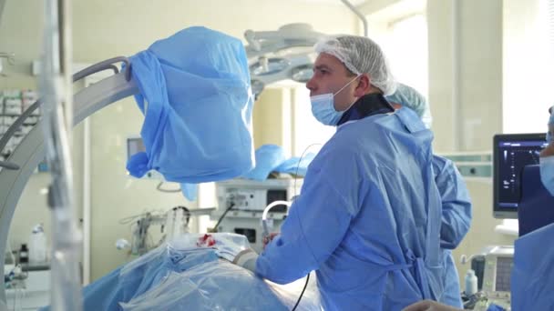 Zespół Medyczny Sali Operacyjnej Lekarz Wykona Operację Spojrzy Ekran Monitora — Wideo stockowe