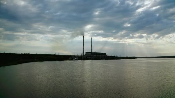 Zanieczyszczenie Środowiska Lot Nad Rzeką Tle Branży Szkodliwa Fabryka Brzegu — Wideo stockowe