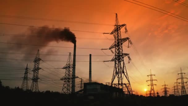 Çevre Tehlikede Güneş Batarken Kırmızı Dramatik Gökyüzüne Karşı Yüksek Voltajlı — Stok video