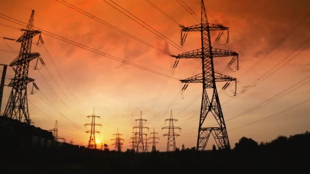 Soporta Líneas Eléctricas Alto Voltaje Contra Telón Fondo Puesta Sol — Vídeo de stock