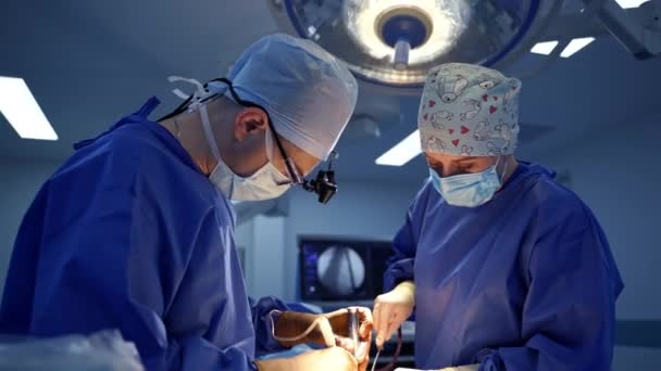 Хирург Ассистентка Операционной Врачи Синей Форме Масках Проводят Нейрохирургию Пациенту — стоковое видео