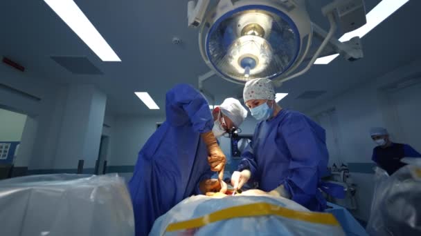 Хирургический Процесс Специалистами Профессиональный Врач Ассистент Проводят Операцию Позвоночнике Использованием — стоковое видео