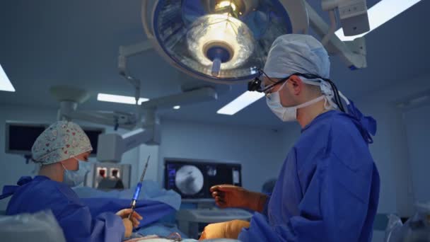 Enfermeira Auxilia Cirurgião Durante Operação Médico Profissional Uniforme Médico Realiza — Vídeo de Stock