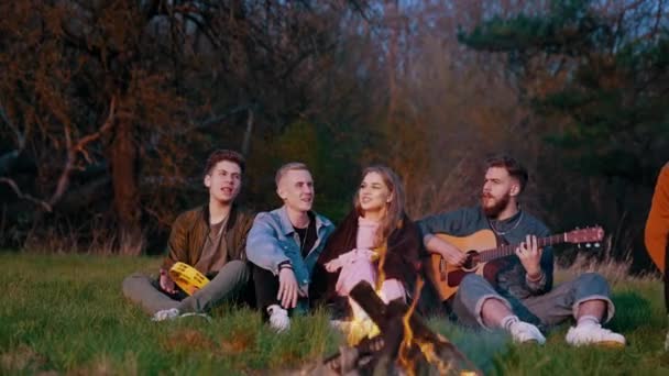 Noite Acolhedora Amigos Sentados Lado Fogo Jovens Cantando Música Juntos — Vídeo de Stock