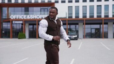 Ciddi bir Afrikalı Amerikalı. Şehre dönüp bakan sportif vücut yürüyüşleri yapan siyah bir işadamı. Şehir geçmişinde kendine güvenen yakışıklı bir adam..