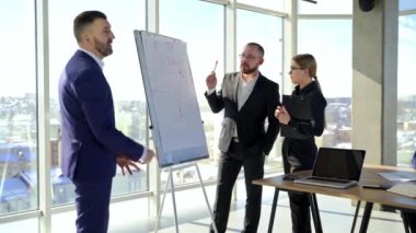İş adamları arasındaki konuşma. Bir grup başarılı girişimci, modern ofis odasında tartışıyorlar..