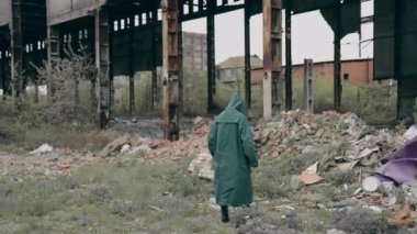 Kimyasal koruyucu giysili biri dikkati dağılmış bir yerde yürüyor. Yıkılmış binaların çöp yığınlarıyla terk edilmiş bir yerde hayatta kalan biri. Kıyamet kavramı.